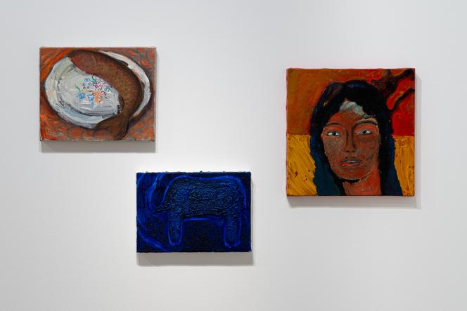 « Fish #3 » (2024), d’Elené Shatberashvili, « Little Blue Elephant » (2025), de Cecilia Granara et « La Guerrière » (2024), d’Ines Di Folco Jemni, dans l’exposition caritative pour The Gaza Children Village, à Paris, en février 2026.