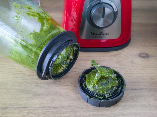 Le bloc lames se démonte en le dévissant d’un quart de tour