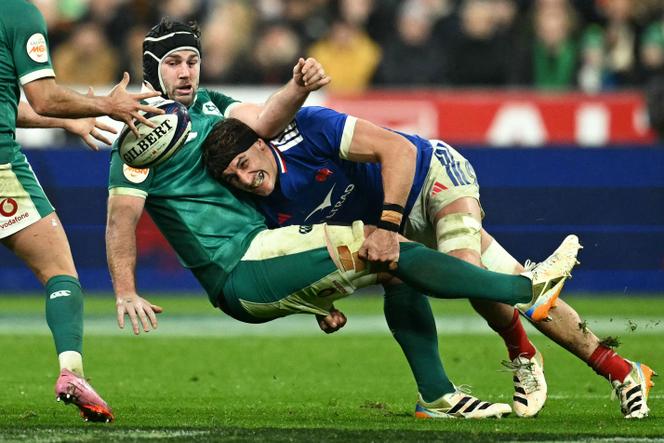 Les Irlandais n’ont pas beaucoup touché le ballon, jeudi au Stade de France. Et quand ils ont essayé d’en faire quelque chose, ils ont fait face à une féroce défense du XV de France, comme ici sur ce plaquage d’Oscar Jégou.