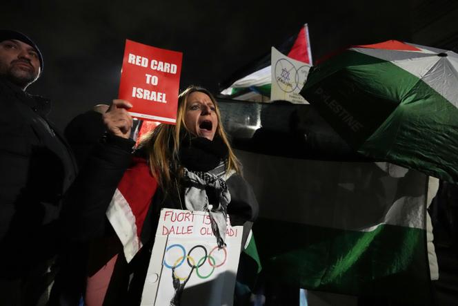 Des manifestants protestent contre la participation d’Israël aux Jeux olympiques 2026, à Milan, le 5 février 2026. 