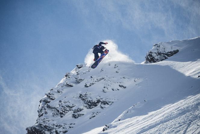 Le snowboardeur Victor de Le Rue, lors des championnats du monde de freeride organisés par la Fédération internationale de ski et de snowboard (FIS), en Andorre, le 3&nbsp;février 2026.