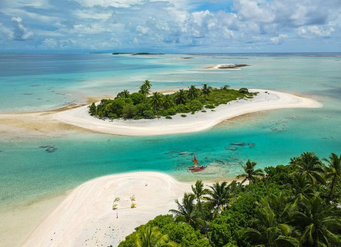 Vue aérienne de l’atoll sur lequel s’est installé Matthieu Juncker pendant huit mois, le 17&nbsp;janvier 2025. On distingue son embarcation au mouillage. 