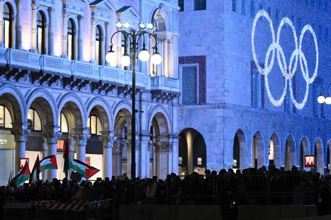 Des manifestants brandissent des drapeaux palestiniens sur la piazza del Duomo, avant le relais de la flamme olympique à Milan, le 5 février 2026.
