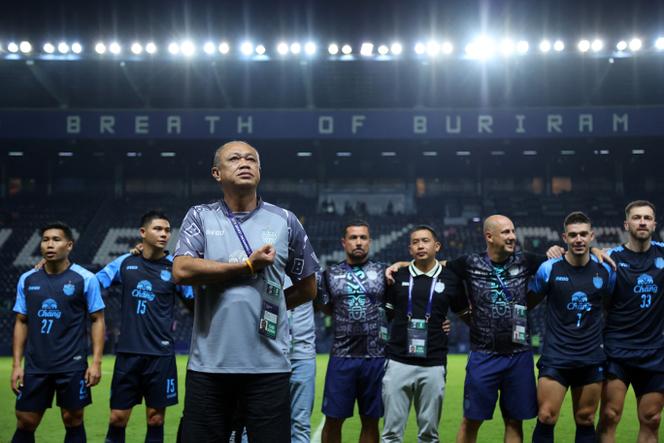Newin Chidchob (au premier plan), fondateur du parti Bhumjaithai (Parti de la fierté thaïe) et propriétaire de Buriram United, devant les joueurs, au stade de Buriram (Thaïlande), le 12 février 2025.