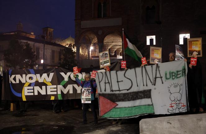 Des manifestants protestent contre la participation d’Israël aux Jeux olympiques 2026, à Milan, le 5 février 2026. 