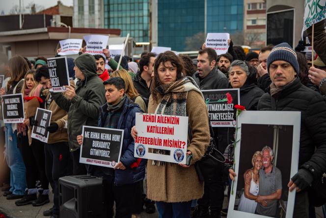 Des familles de victimes du séisme du 6 février 2023, dans le sud de la Turquie, réclament justice, à Istanbul,, à Istabul, le 1er février 2026.