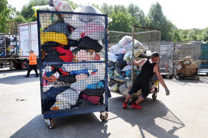 Centre de collecte de vêtements de Bruay-la-Buissiere, dans les Hauts-de-France, le 18 juillet 2025.