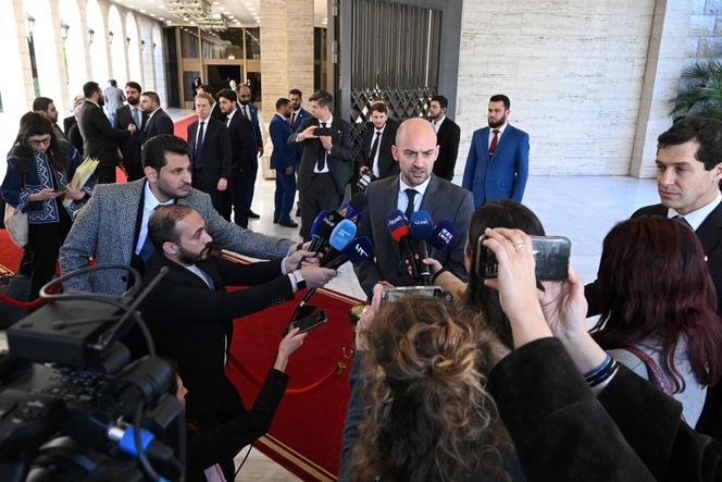 Le chef de la diplomatie française, Jean-Noël Barrot, au palais présidentiel de Tichrine, à Damas, le 5 février 2026. 