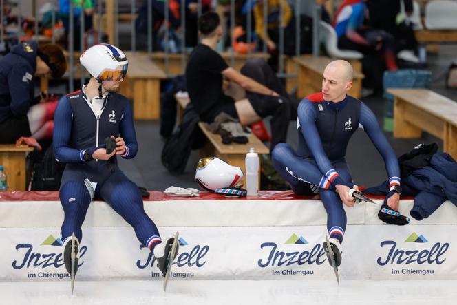 L’équipe de France de patinage de vitesse longue piste, menée par Timothy Loubineaud (à droite), lors d’un entraînement à Inzell (Allemagne), le 13&nbsp;janvier&nbsp;2026.