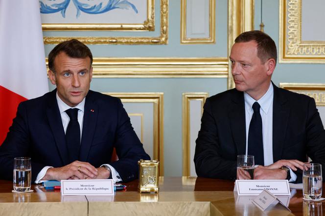 Emmanuel Macron et Emmanuel Bonne, conseiller diplomatique, à Paris, le 17 avril 2025.