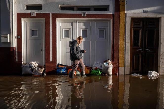 Lors de la crue du fleuve Sado, à Alcacer do Sal, au Portugal, le 5 février 2026.