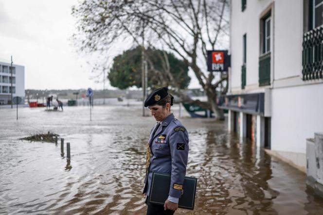 Une militaire dans une rue innondée d’Alcácer do Sal (Portugal), le 5 février 2026.