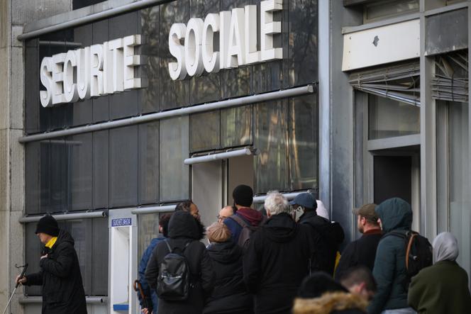 Des usagers patientent devant un centre de Sécurité sociale, à Rennes, le 13 janvier 2026.