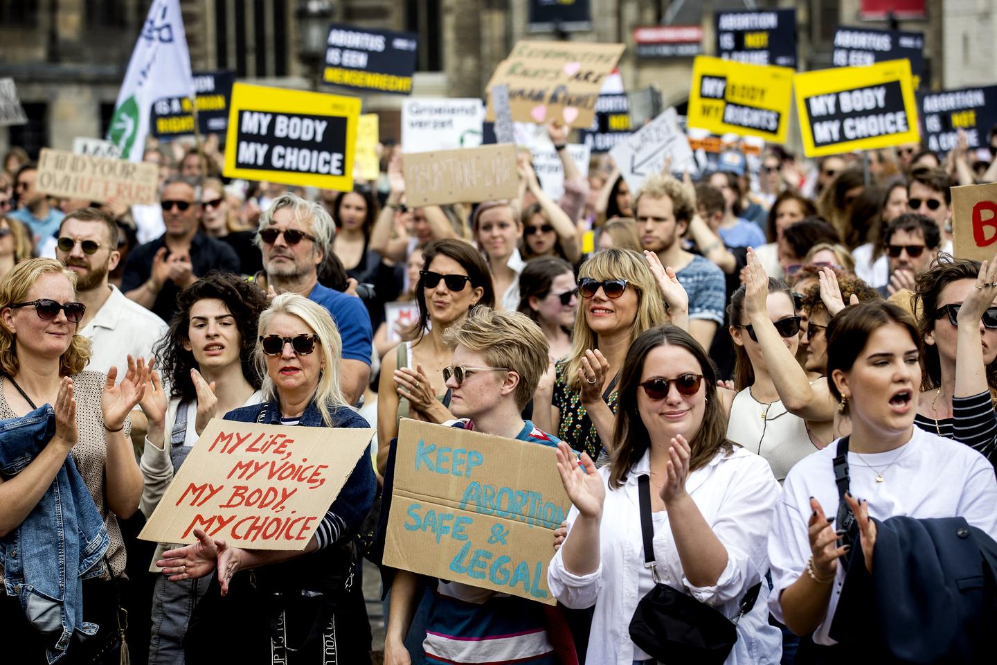 « Nous appelons Emmanuel Macron à soutenir le dispositif My Voice, My Choice qui garantirait le droit à l’avortement en Europe »