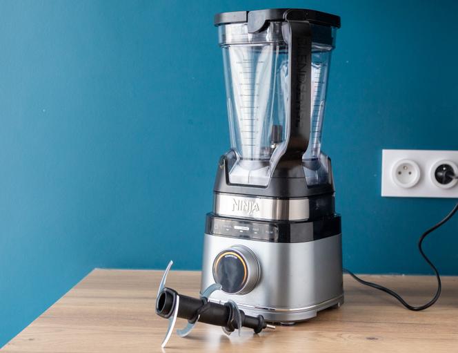 Grâce à sa colonne de lames, le Ninja se révèle très efficace pour piler la glace, mais il n’est pas meilleur que les autres pour la préparation des smoothies