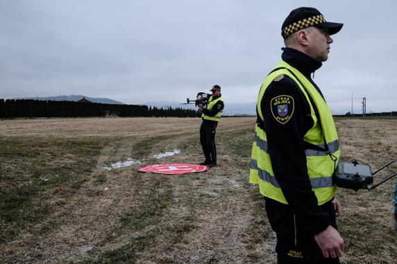 Les agents de police municipale Wojciech Figura (à gauche) et Krzysztof Lasut lors d’une inspection de la qualité de l’air à l’aide d’un drone, à Zywiec (Pologne), le 30 janvier 2026.