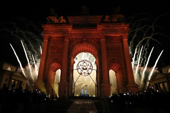 Des feux d’artifice illuminent le ciel après que les anciens skieurs italiens Deborah Compagnoni et Alberto Tomba ont allumé la vasque olympique, à l’Arc de la paix, à Milan, le 6 février 2026.