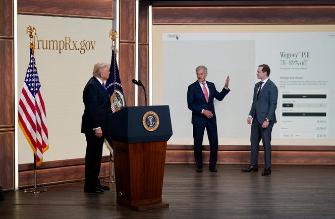 Le président américain Donald Trump, avec Mehmet Oz, administrateur des centres pour les services Medicare et Medicaid, et Joe Gebbia, directeur de la conception du National Design Studio, à la Maison Blanche, à Washington, le 5 février 2026.