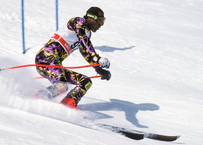 Le skieur sénégalais Lamine Guèye lors de l’épreuve de slalom géant messieurs des Jeux olympiques d’hiver d’Albertville, à Val-d’Isère (Savoie), le 18 février 1992.