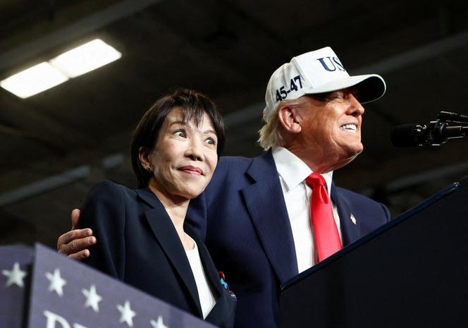 La première ministre japonaise, Sanae Takaichi, et le président américain, Donald Trump, lors d’une visite de la base navale de Yokosuka (Japon), le 28 octobre 2025.
