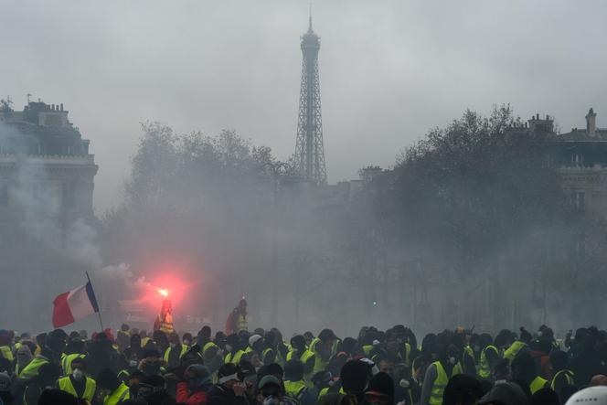 Des « gilets jaunes » manifestant sur l’avenue des Champs-Elysées, à Paris, le 1ᵉʳ décembre 2018