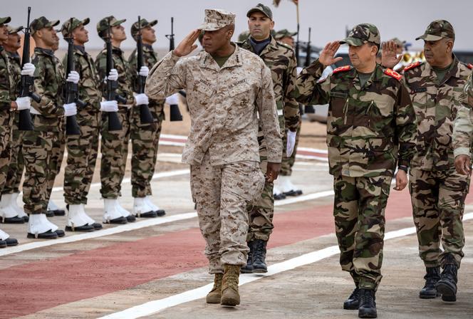 Le chef du commandement des Etats-Unis pour l’Afrique, Michael Langley, et l’inspecteur général des forces armées royales marocaines, Mohammed Berrid, lors de l’exercice militaire annuel conjoint, « African Lion », dans la province de Tan-Tan (Maroc), le 31 mai 2024.