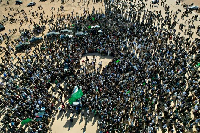 Un rassemblement lors des funérailles de Saïf Al-Islam Kadhafi, le fils du dictateur libyen Mouammar Kadhafi, à Beni Oualid, dans la région de Tripoli, le 6 février 2026.