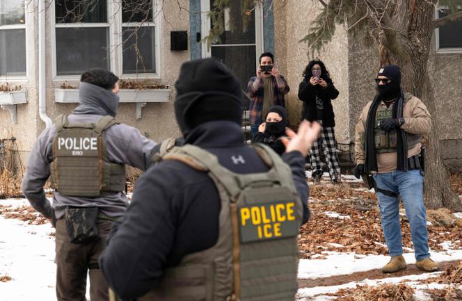 Des observateurs filment des agents fédéraux de l’ICE, la police de l’immigration américaine, le 5 février 2026, à Minneapolis (Minnesota).