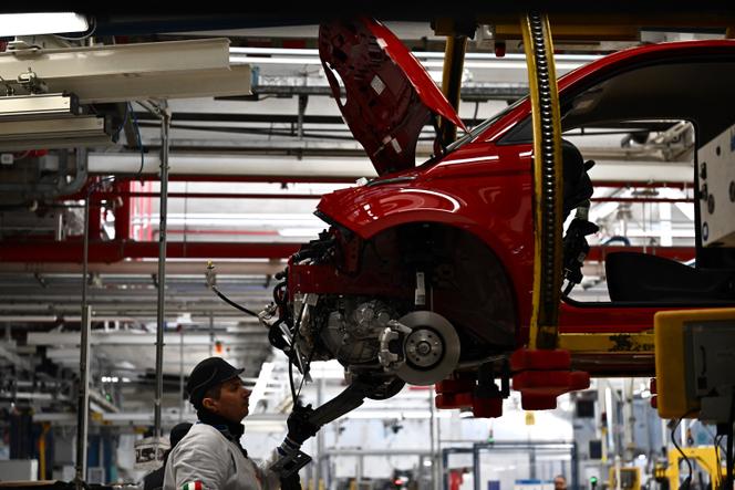 Un employé du géant automobile Stellantis travaille sur la chaîne de montage de la Fiat 500 Hybrid dans l’usine Mirafiori de Turin, le 25 novembre 2025.