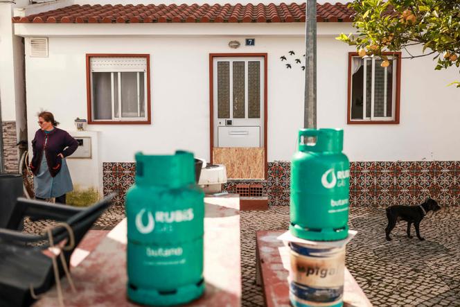 Des habitants prennent leurs précautions en barricadant l’entrée de leur maison et en empilant leurs affaires sur des tables, face au risque de nouvelles inondations engendrées par la tempête Marta, à Vila Franca de Xira (Portugal), le 6 février 2026.