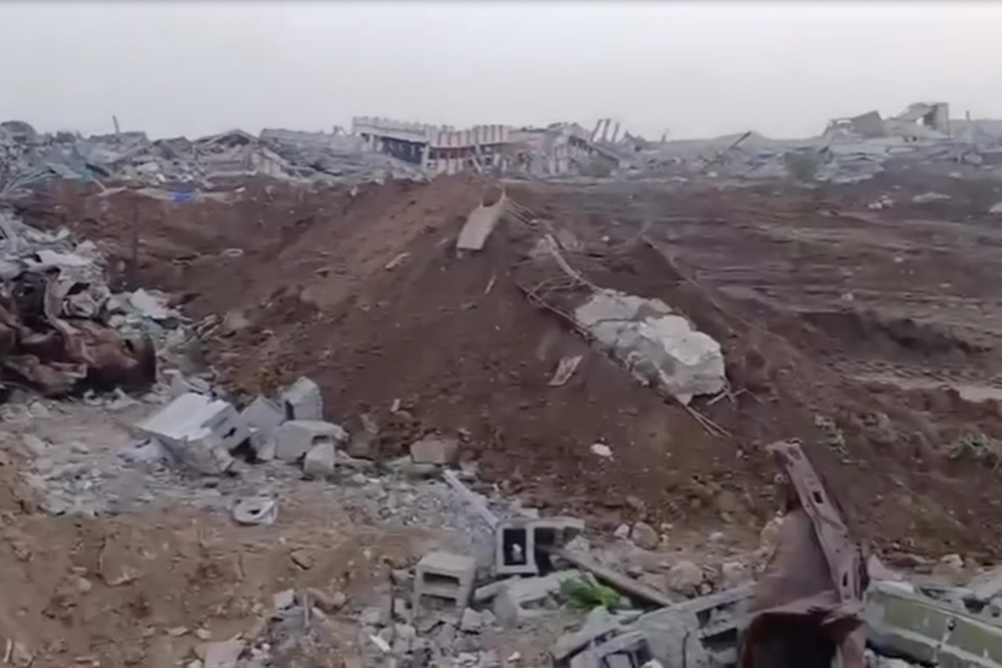 A Gaza, un cimetière profané pour retrouver le corps du dernier otage israélien