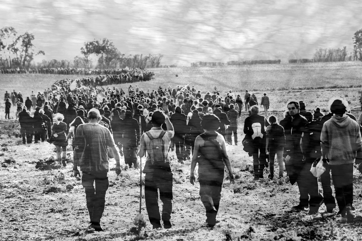 Dans « Soulèvements », Thomas Lacoste recueille face caméra les paroles d’engagés contre une politique mortifère