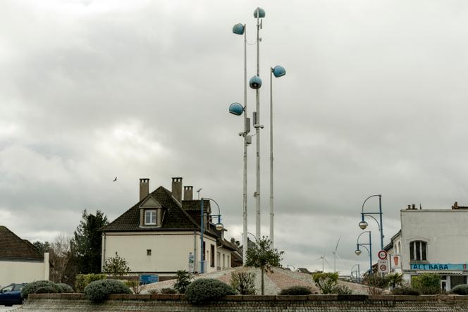 Des caméras de surveillance sur un rond-point, à Airaines (Somme), le 6 février 2026. 
