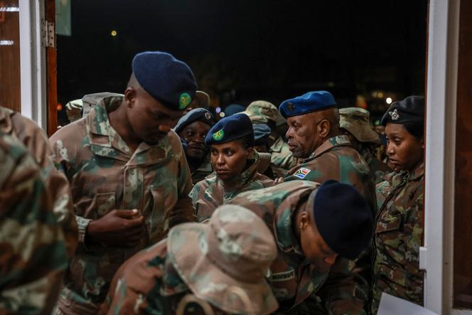 Des soldats de la Force de défense nationale sud-africaine (SANDF) arrivent à la base militaire de Tempe après leur retrait de l’est de la République démocratique du Congo, à Bloemfontein, le 14 juin 2025.