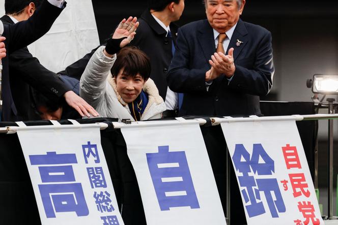 La Première ministre japonaise et présidente du Parti libéral démocrate (PLD) au pouvoir, Sanae Takaichi, salue la foule lors d’un meeting électoral avant les élections anticipées du 8 février, à Tokyo, le 7 février 2026. 