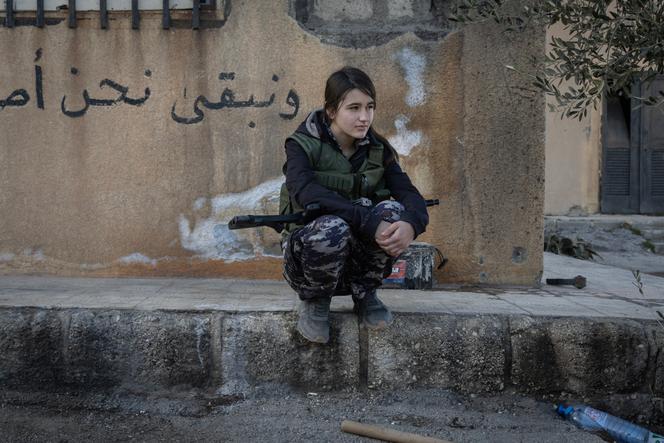 Une combattante des YPJ (brigade féminine des forces kurdes du Rojava) près d’Hassaké, sur une position face aux forces armées du gouvernement syrien de Hamed Al-Charaa, le 5 février 2025.