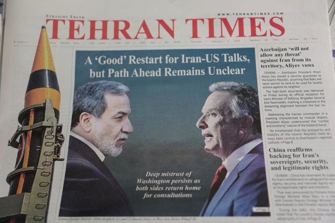 Le ministre des affaires étrangères iranien, Abbas Araghtchi, et l’envoyé spécial de Donald Trump, Steve Witkoff, sur la une du journal « Tehran Times » daté du 7 février 2026. 