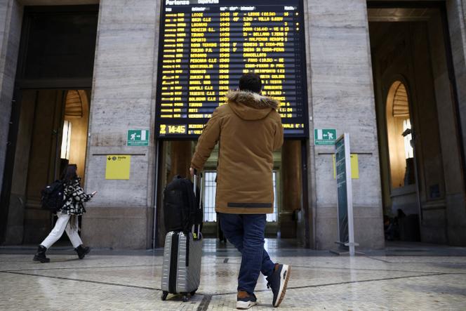 Un panneau annonçant des retards à la gare de Milan, le 7 février 2026. 