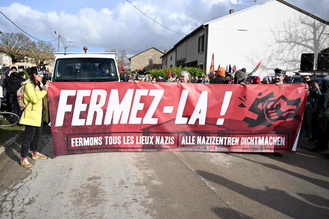 Membres du collectif Fermez-la ! lors de la manifestation pour la fermeture de La Taverne de Thor, local abritant des événements MMA et des concerts néonazis pendant dix ans, Combres-sous-les-Côtes, Grand-Est, le 7 février 2026.
