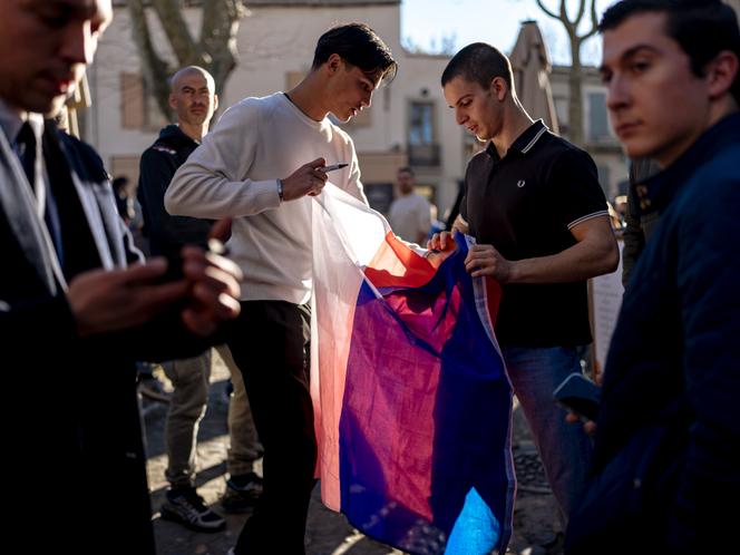 Des sympathisants du Rassemblement national, lors d’un déplacement de Jordan Bardella à Carcassonne (Aude), le 7 février 2026.