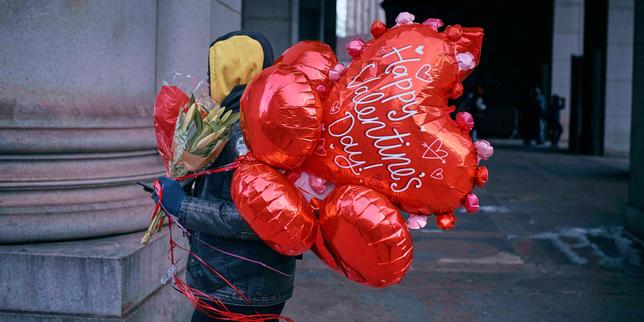 Jeanne Guien, philosophe : « La récupération marchande des “fêtes” fait de la surconsommation une norme »
