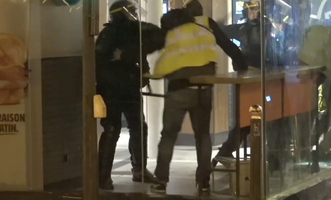 Capture d’écran d’une vidéo dans laquelle des CRS frappent des « gilets jaunes » qui s’étaient réfugiés dans un Burger King de l’avenue de Wagram, à Paris, le 1ᵉʳ décembre 2018.