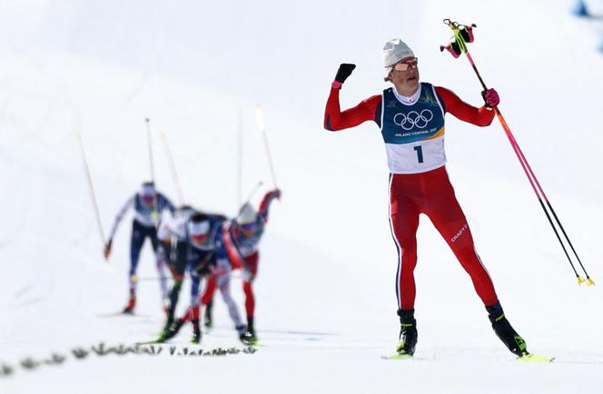 Le fondeur norvégien Johannes Hösflot Klaebo célèbre sa victoire lors de l’épreuve de skiathlon, dimanche 8&nbsp;février, à Tesero (Trentin-Haut-Adige), aux Jeux d’hiver de Milan-Cortina.
