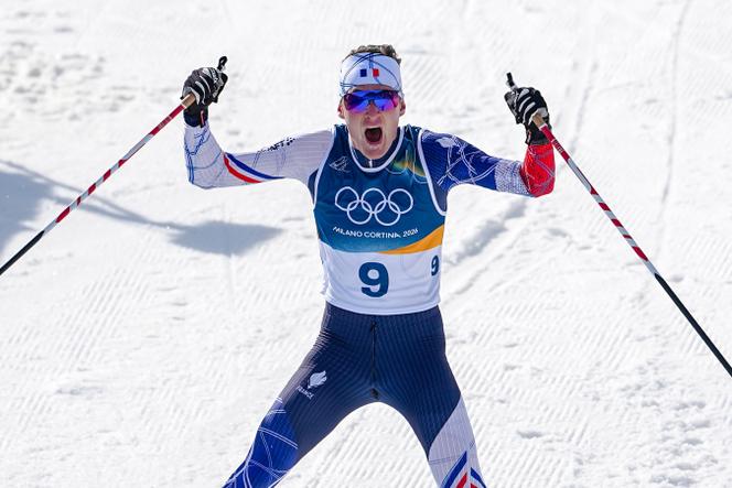 Mathis Desloges célèbre sa médaille d’argent remportée lors de l’épreuve de skiathlon au stade de fond de Lago à Tesero (Italie), le 8&nbsp;février 2026. 