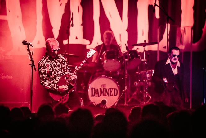 Raymond Burns, alias Captain Sensible, à la guitare, Christopher John Millar, alias Rat Scabies, et David Lett, alias Dave Vanian, au chant, du groupe « The Damned », au Bataclan, à Paris, le 1ᵉʳ février 2026.