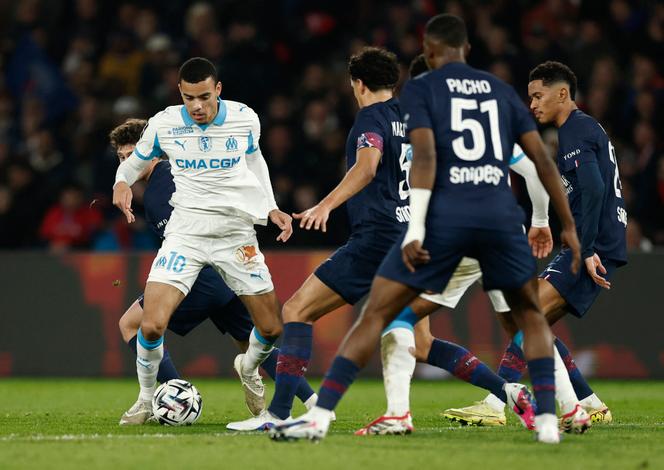 O atacante inglês do OM Mason Greenwood (de branco), durante partida contra o PSG, no Parc des Princes, em Paris, 8 de fevereiro de 2026.