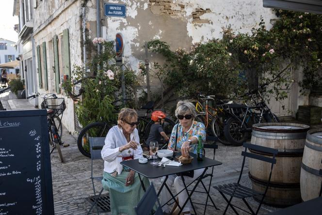 A la terrasse d’un restaurant des Portes-en-Ré (Charente-Maritime), en juillet 2024.
