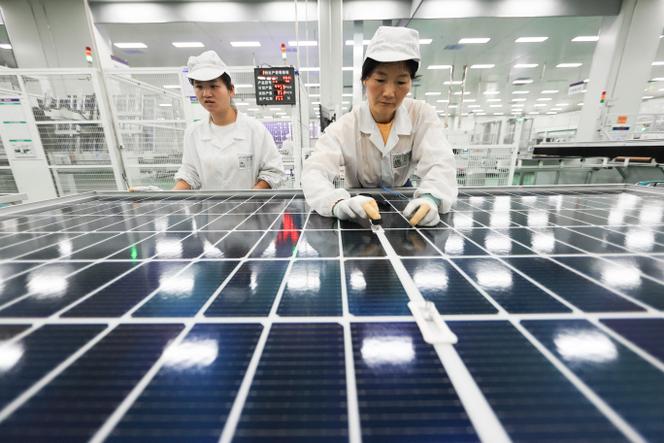 Dans une usine qui produit des modules de cellules photovoltaïques, utilisés dans les panneaux solaires, destinés à l’exportation vers l’Europe et les Etats-Unis, à Lianyungang (Chine), le 26 septembre 2025.