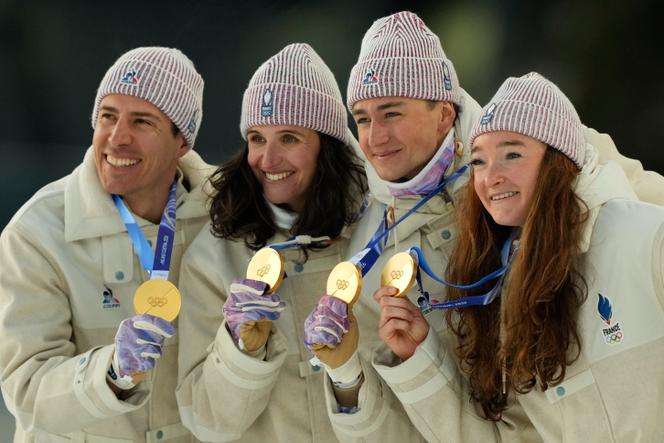 Quentin Fillon Maillet, Julia Simon, Eric Perrot et Lou Jeanmonnot, après leur titre sur le relais mixte, à Antholz-Anterselva (Italie), le 8 février 2026.