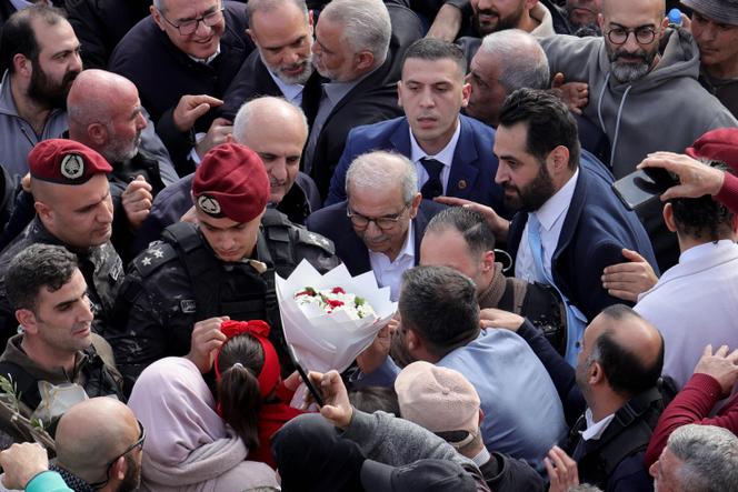 Le premier ministre libanais, Nawaf Salam, entouré d’habitants et d’élus locaux, lors de sa visite à Kfar Kila, dans le sud du Liban, le 8 février 2026.